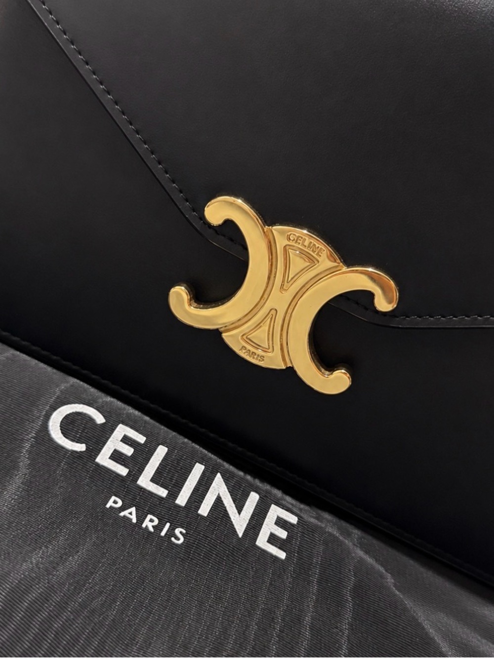 CELINE Margo Black Triomphe Leather Shoulder Bag with Gold Chain - Picture 2 of 7